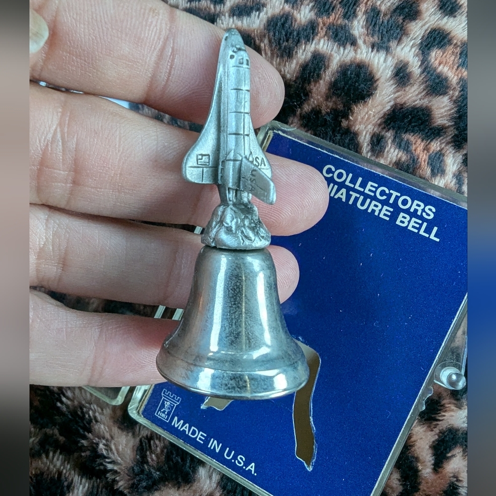 VTG 1981 COLLECTABLE SPACE SHUTTLE STEEL SILVER TONE BELL - Picture 4 of 11